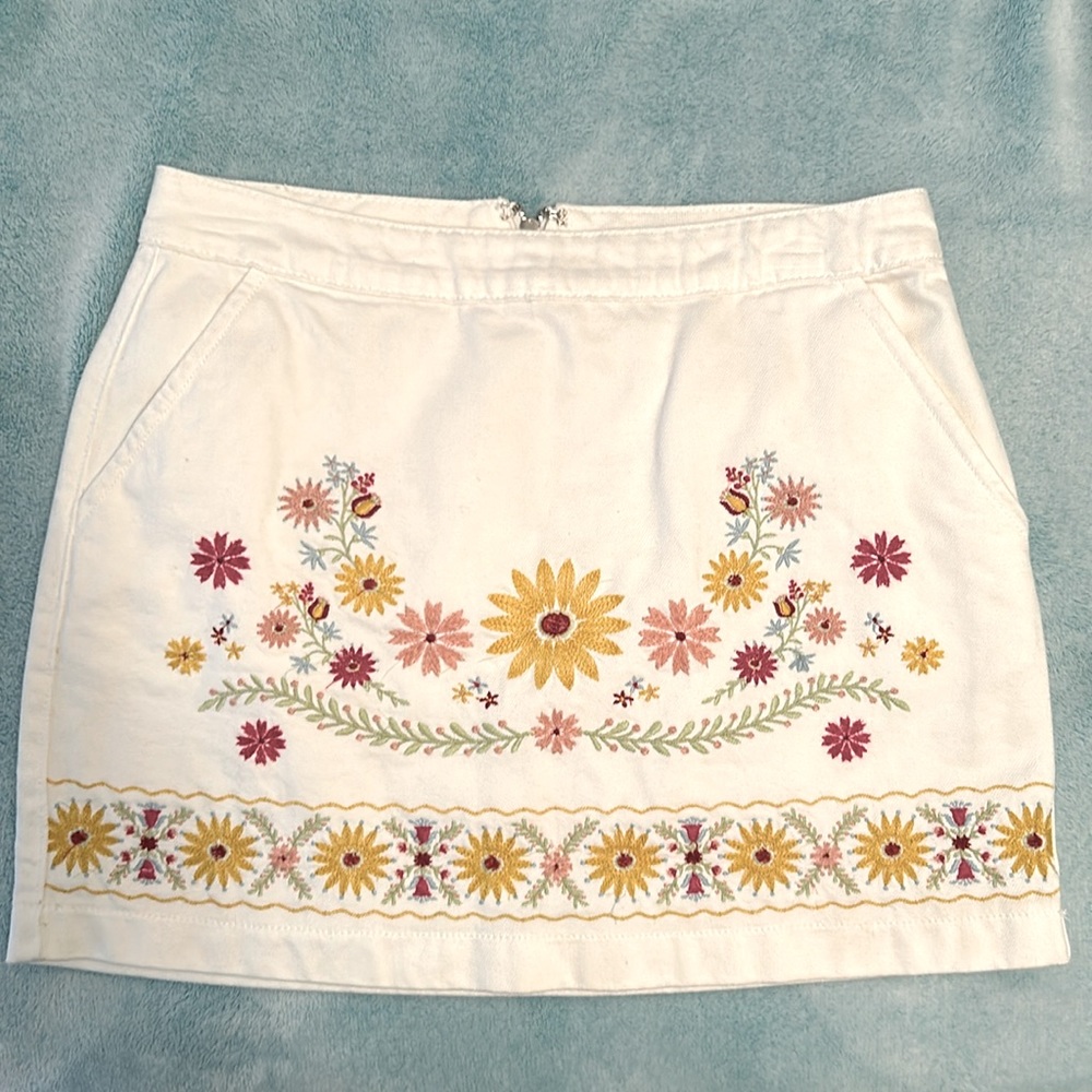 Forever 21 white denim floral embroidered skirt with pockets size M